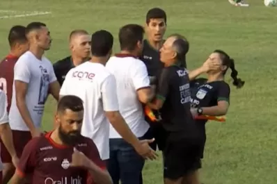 Video: la tremenda agresión de un DT a una jueza de línea en Brasil