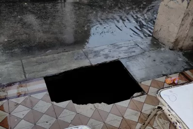 Se hundió el piso de la galería de una escuela durante la tormenta