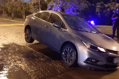 Yerba Buena: tras la lluvia, un auto quedó atrapado en un pozo