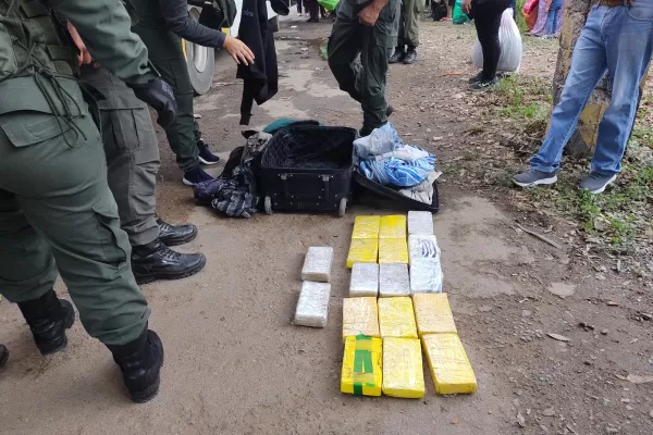 Abandonaron una valija con más de 17 kilos de cocaína en un control vial