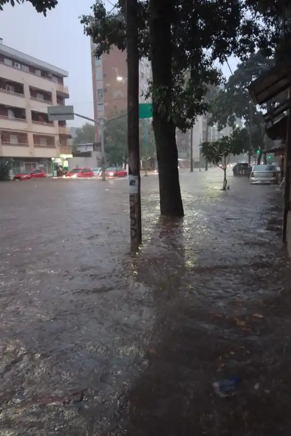 Demoras y caos en el tránsito vehicular por la lluvia en la capital tucumana