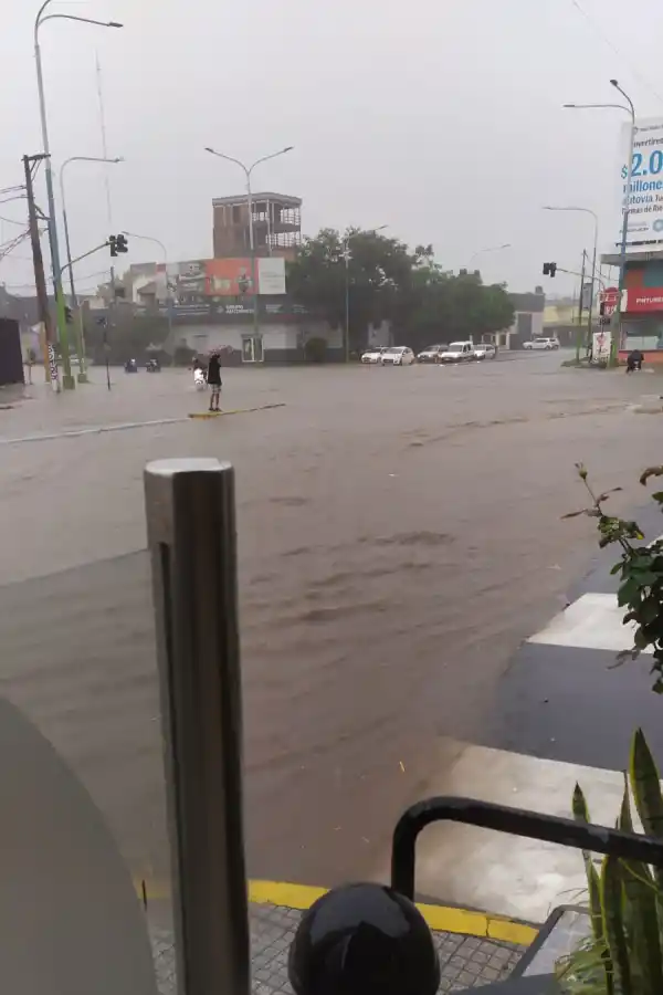 Demoras y caos en el tránsito vehicular por la lluvia en la capital tucumana