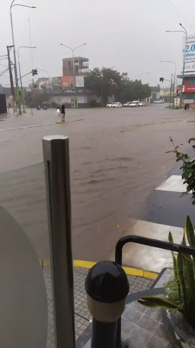 Demoras y caos en el tránsito vehicular por la lluvia en la capital tucumana