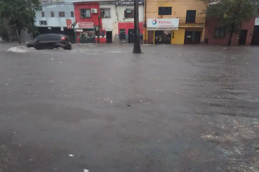 Demoras y caos en el tránsito vehicular por la lluvia en la capital tucumana