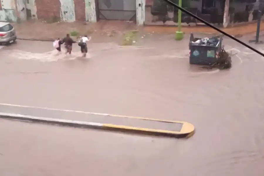 Demoras y caos en el tránsito vehicular por la lluvia en la capital tucumana