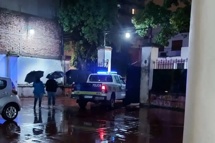 Se hundió el piso de la galería de una escuela durante la tormenta