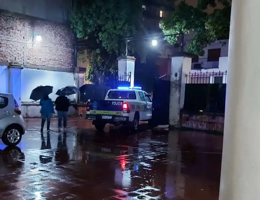Se hundió el piso de la galería de una escuela durante la tormenta
