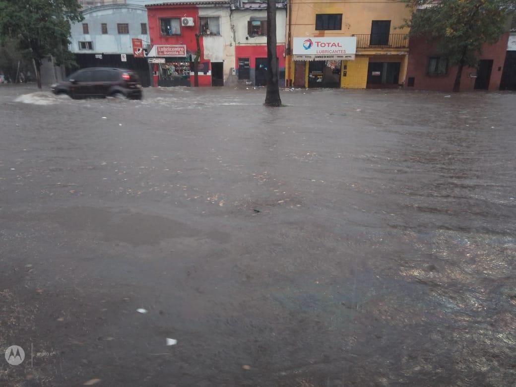 Demoras y caos en el tránsito vehicular por la lluvia en la capital tucumana
