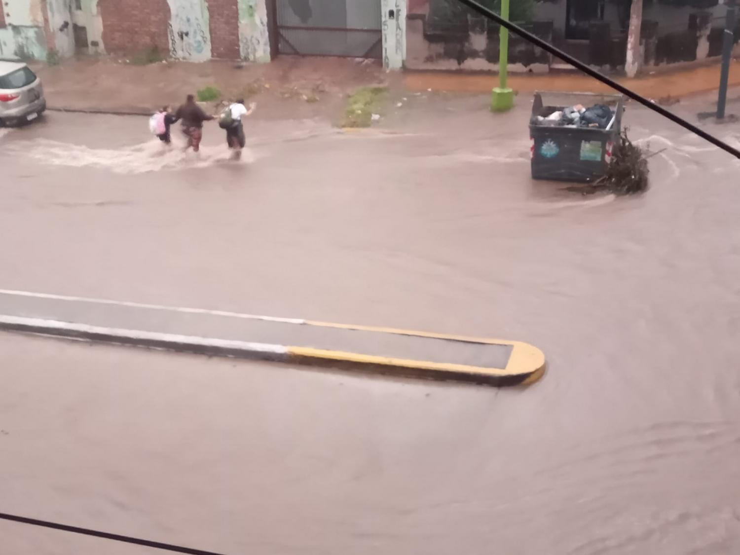 Demoras y caos en el tránsito vehicular por la lluvia en la capital tucumana