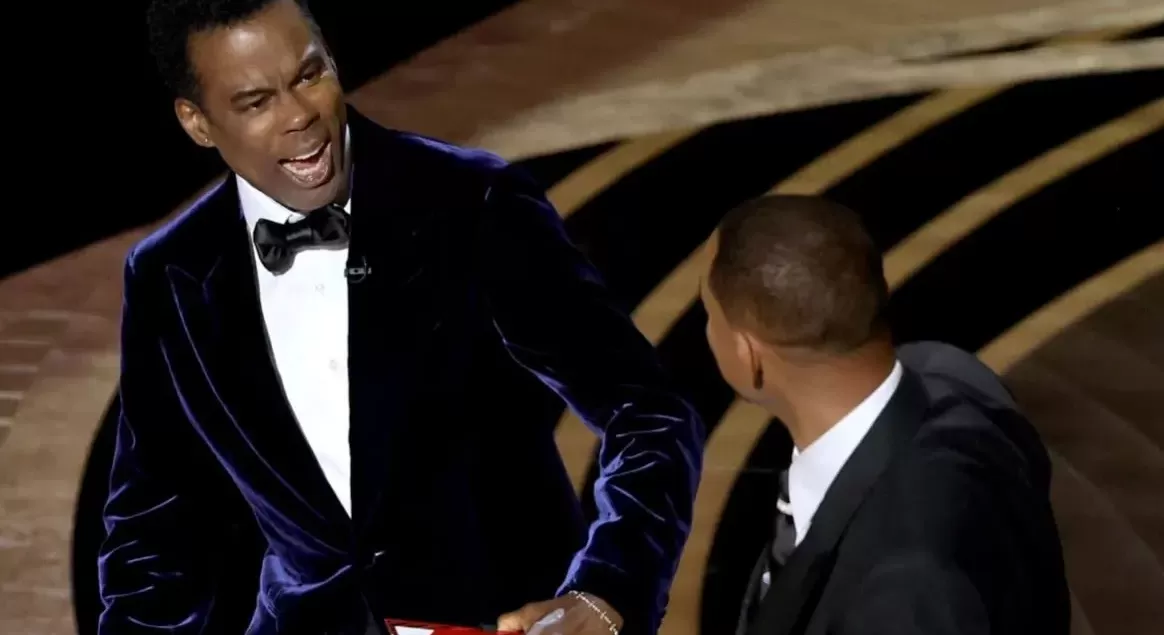 El momento en que Will Smith golpea al humorista Chris Rock durante la ceremonia de los Oscar