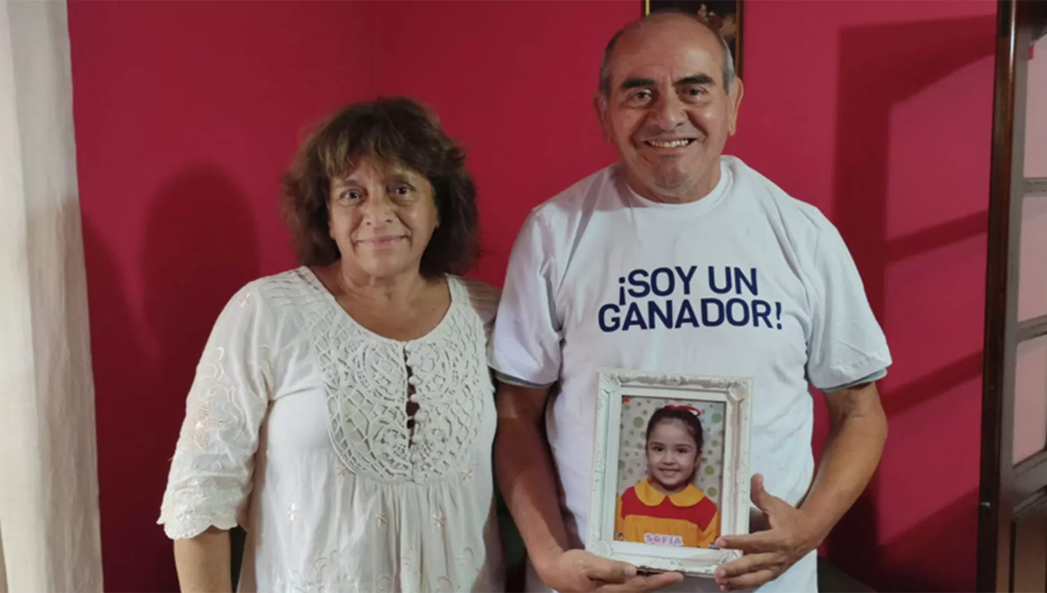FELIZ. Juan Carlos Maldonado celebra el premio junto a la foto de su nieta.