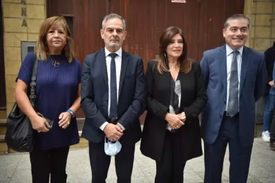 Carrera al Rectorado de la UNT: después de firmar hubo fotos para todos