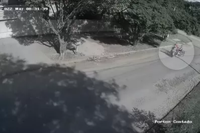 Video: en segundos, motochorros atacaron a una mujer en barrio Judicial