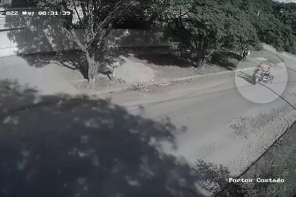 Video: en segundos, motochorros atacaron a una mujer en barrio Judicial