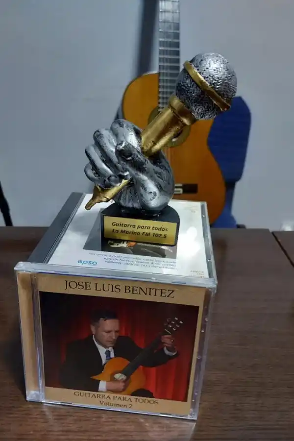 LA ESTATUILLA. El premio recibido y los discos editados por el músico.