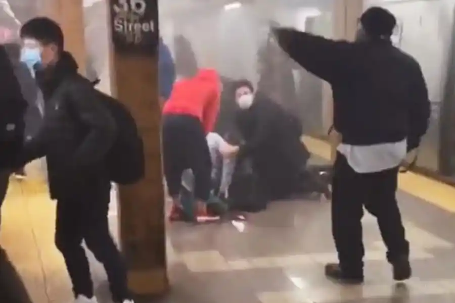16 personas heridas durante un tiroteo en un metro de Nueva York