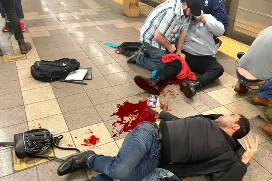 El responsable del tiroteo en el metro de Nueva York está prófugo