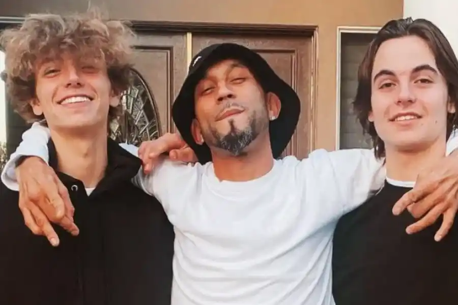 Sean Preston y Jayden James junto a Eddie Morales, un amigo de su padre