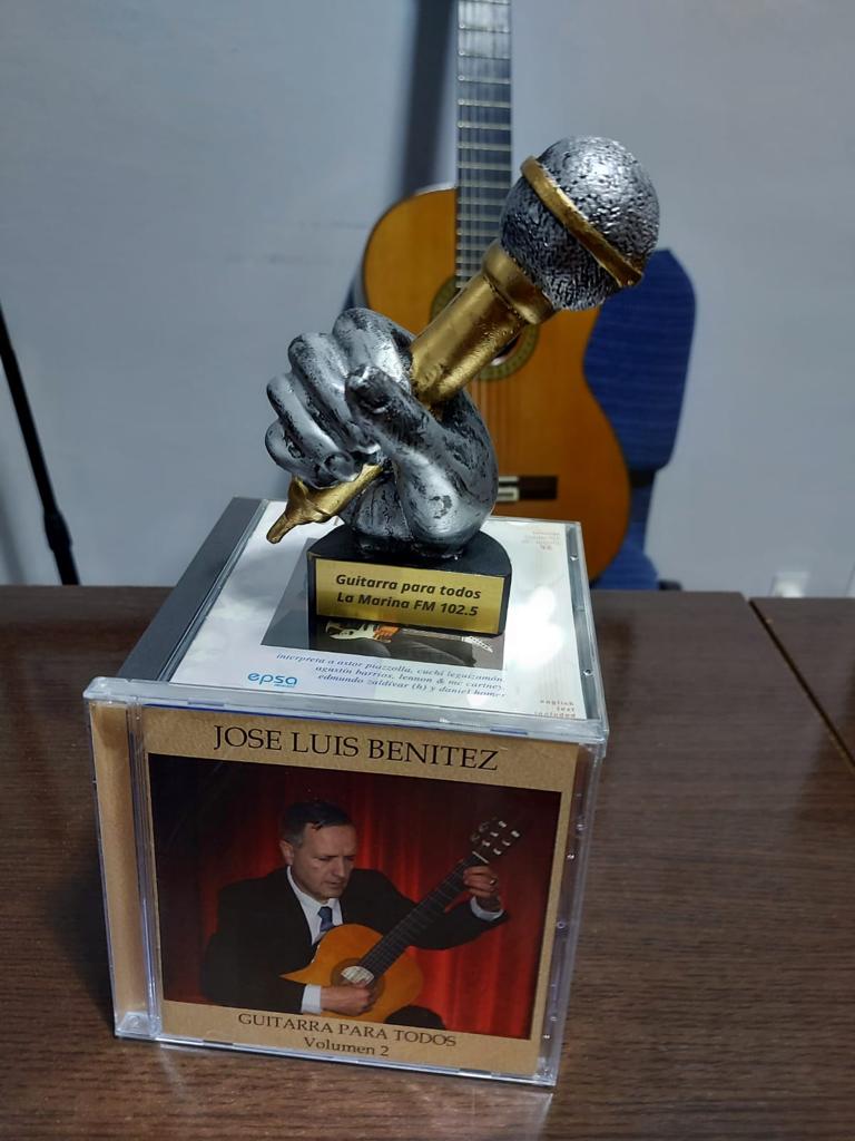 LA ESTATUILLA. El premio recibido y los discos editados por el músico.