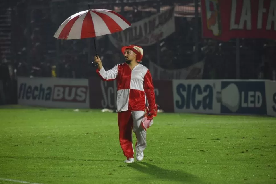 PRESTADO. A González, ya felizmente empapado, le acercaron un paraguas.  la gaceta / fotos de diego aráoz