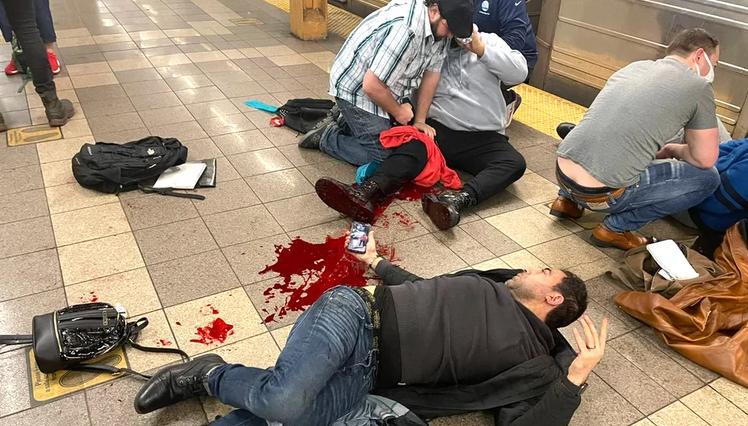 El responsable del tiroteo en el metro de Nueva York está prófugo