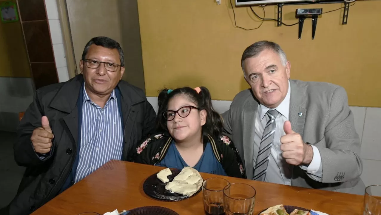 EMOCIÓN. El vicegobernador -a cargo del Poder Ejecutivo-, Osvaldo Jaldo, prometió asistencia a la familia de una nena con discapacidad que quería conocerlo.