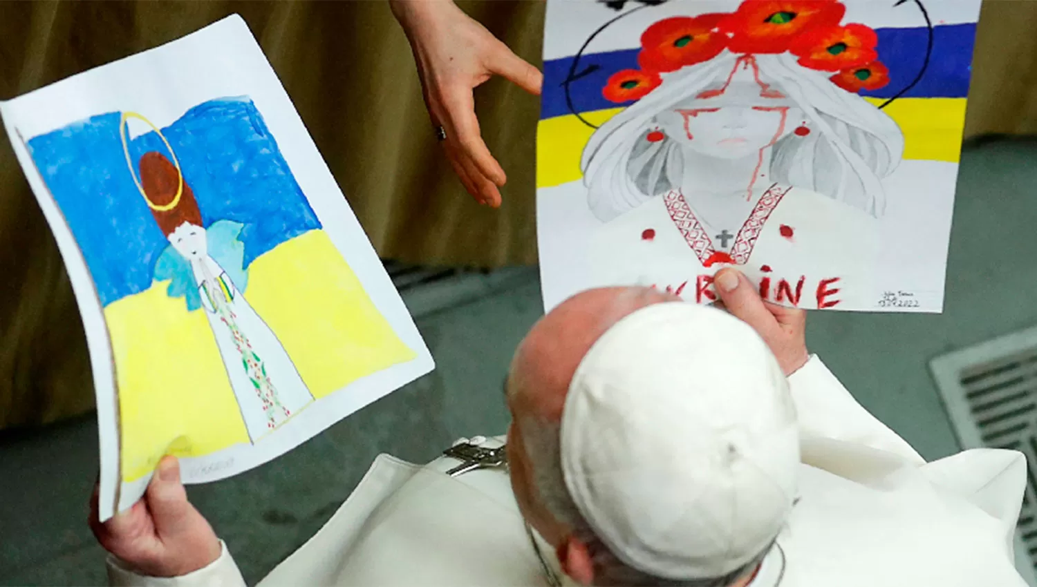 POR LA PAZ. Francisco recibió dibujos alusivos al conflicto bélico en Ucrania.