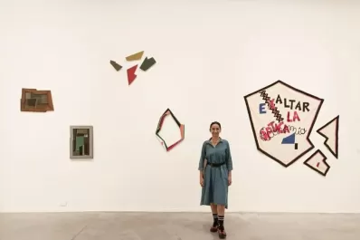 Tucumanas en una exposición en el Museo de Arte Moderno