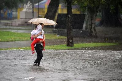 Cayeron más de 80 mm de lluvia en varias zonas de Tucumán y aún hay cortes de calles