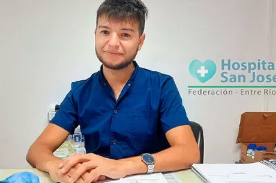 Juntaba latas para ayudar a su familia y logró su título de médico