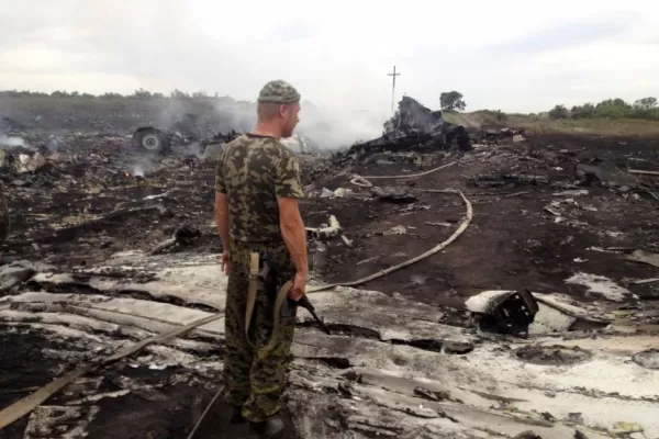 Un avión derribado en 2014 y sus 298 muertos “sobrevuelan” la guerra en Ucrania