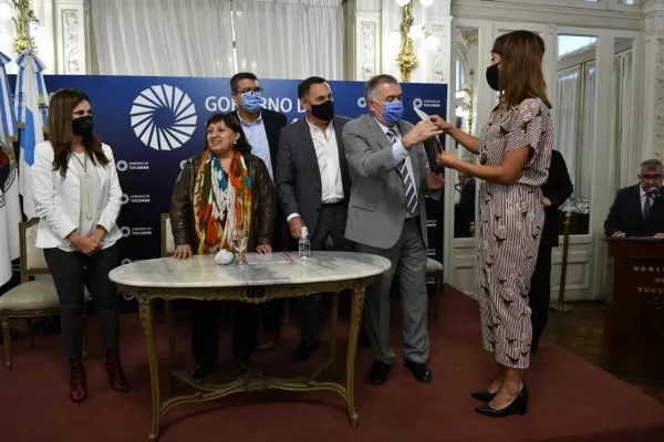 Osvaldo Jaldo firmó la titularización de 27 empleados del IPLA