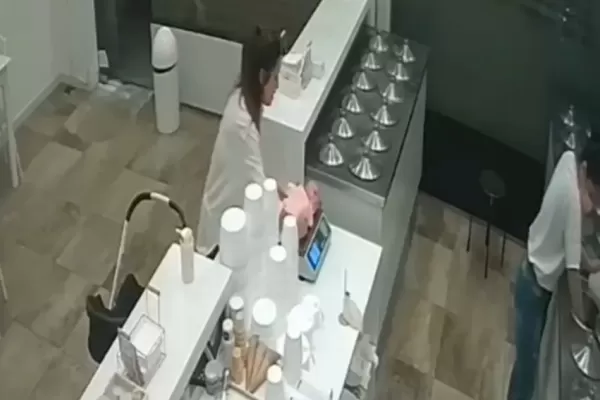 Video viral: pesó a su bebé en la balanza de una heladera mientras esperaba que la atiendan