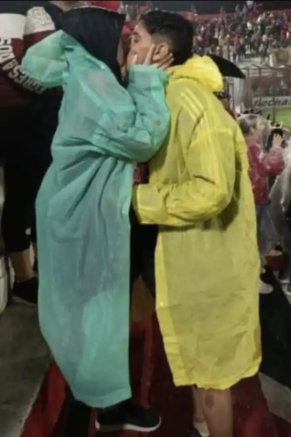 La foto del beso entre Juan y 