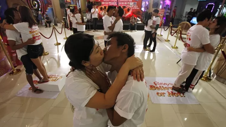 La pareja tailandesa que batió el récord mundial por besarse durante más de 58 horas
