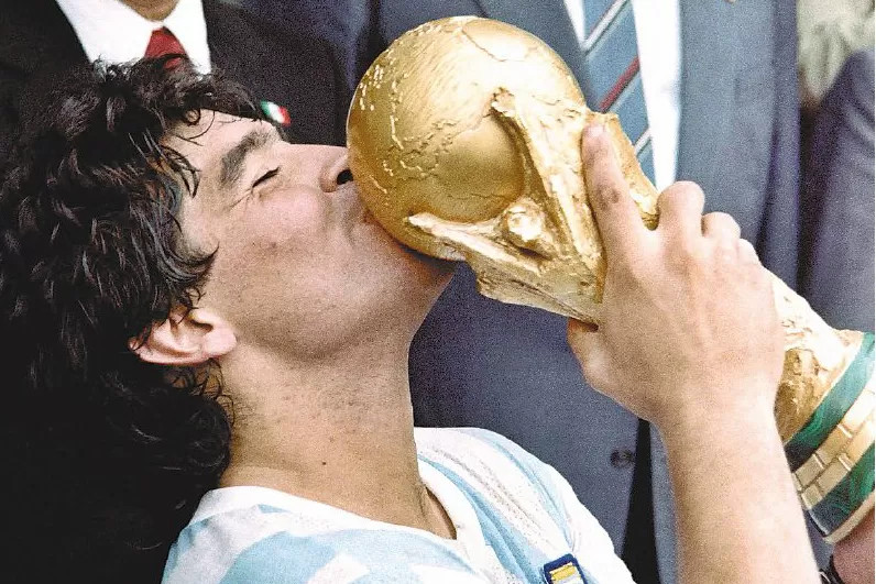 Maradona besa la copa del Mundial 86