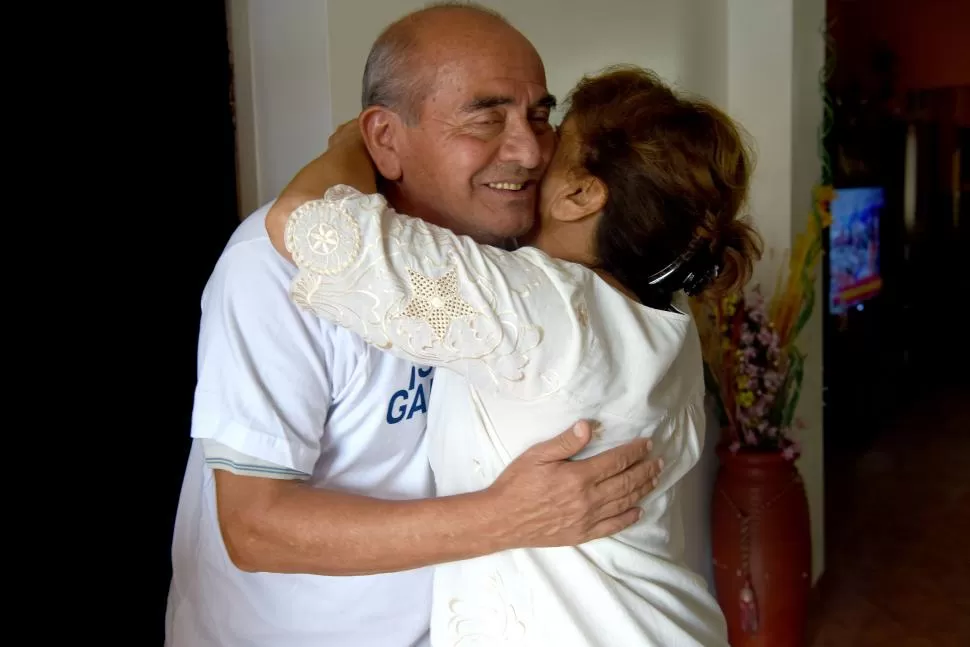 EMOCIONADO. Con su remera de ganador, Juan Carlos se abraza y celebra el premio con su hermana Clara. LA GACETA / FOTO DE JOSé NUNO