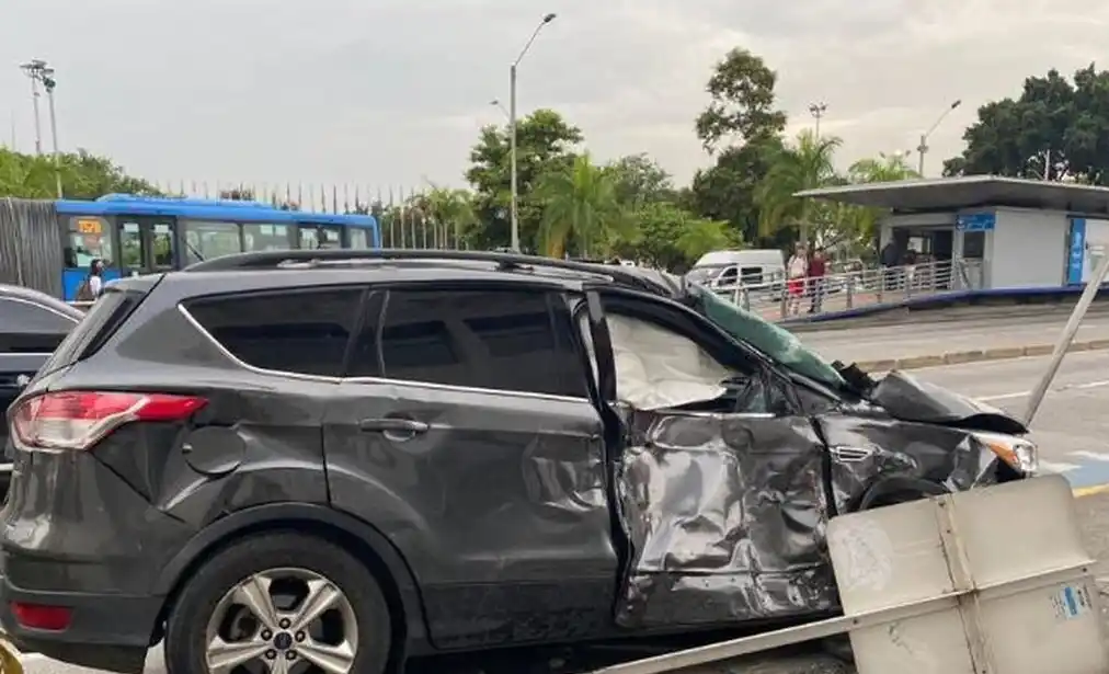 Así quedó la camioneta en la que viajaba Freddy Rincón