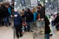 Video: a las piñas se pelean en un supermercado por una promo de huevos de Pascua