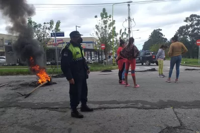 Yerba Buena: vecinos cortaron una avenida para reclamar por inundaciones