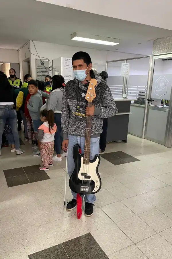 Robo a un joven ciego: la Policía atrapó al ladrón y recuperó su instrumento musical
