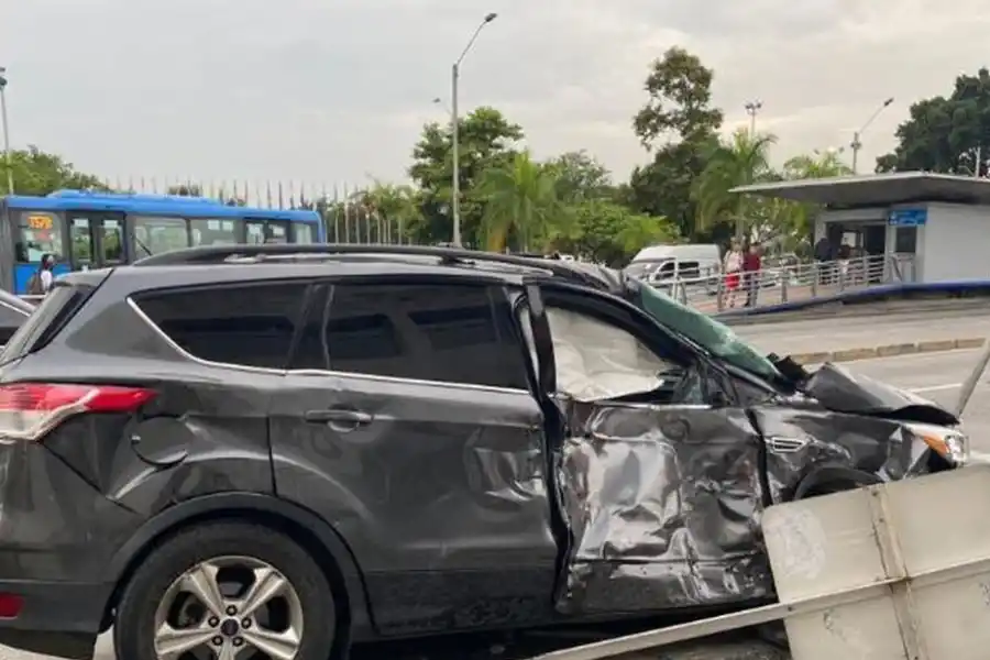 Así quedó la camioneta en la que viajaba Freddy Rincón