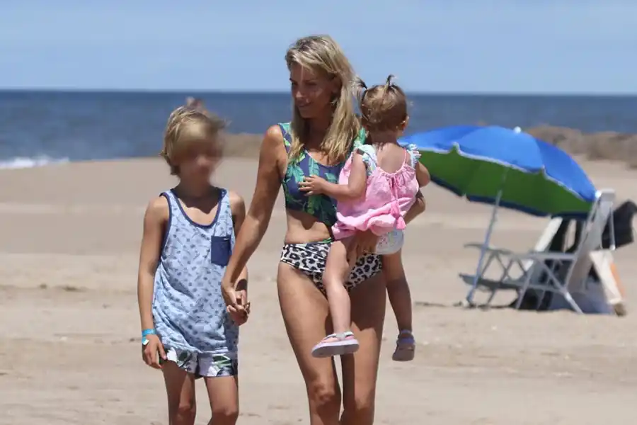 Carolina Giménez junto a sus hijos en la playa
