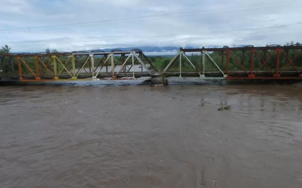 IMPRESIONANTE. El agua quedó un metro por debajo de la estructura del viejo puente ferroviario cerca de la vieja ruta 38, en la zona de Río Chico. 