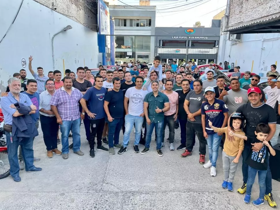 APOYO. Un par de decenas de referentes del automovilismo local respondieron al llamado de apoyo de Rodríguez Robledo (en el medio, con el pulgar en alto). 