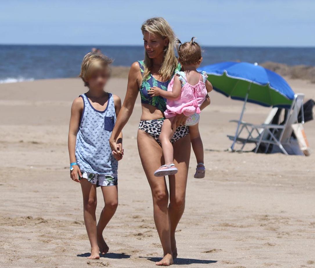 Carolina Giménez junto a sus hijos en la playa