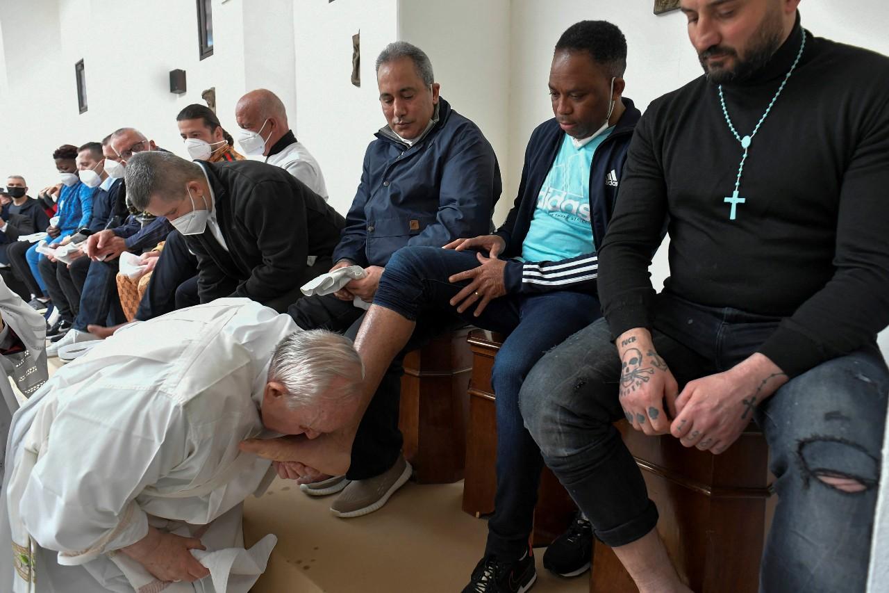 JUEVES SANTO. El Papa encabezó la tradicional misa de lavado de pies en una cárcel de Italia.