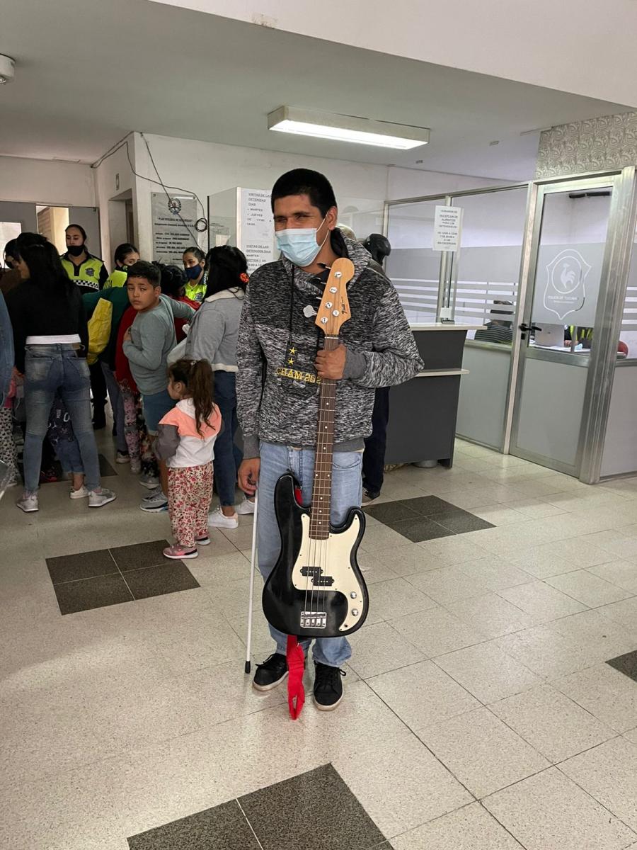 Robo a un joven ciego: la Policía atrapó al ladrón y recuperó su instrumento musical