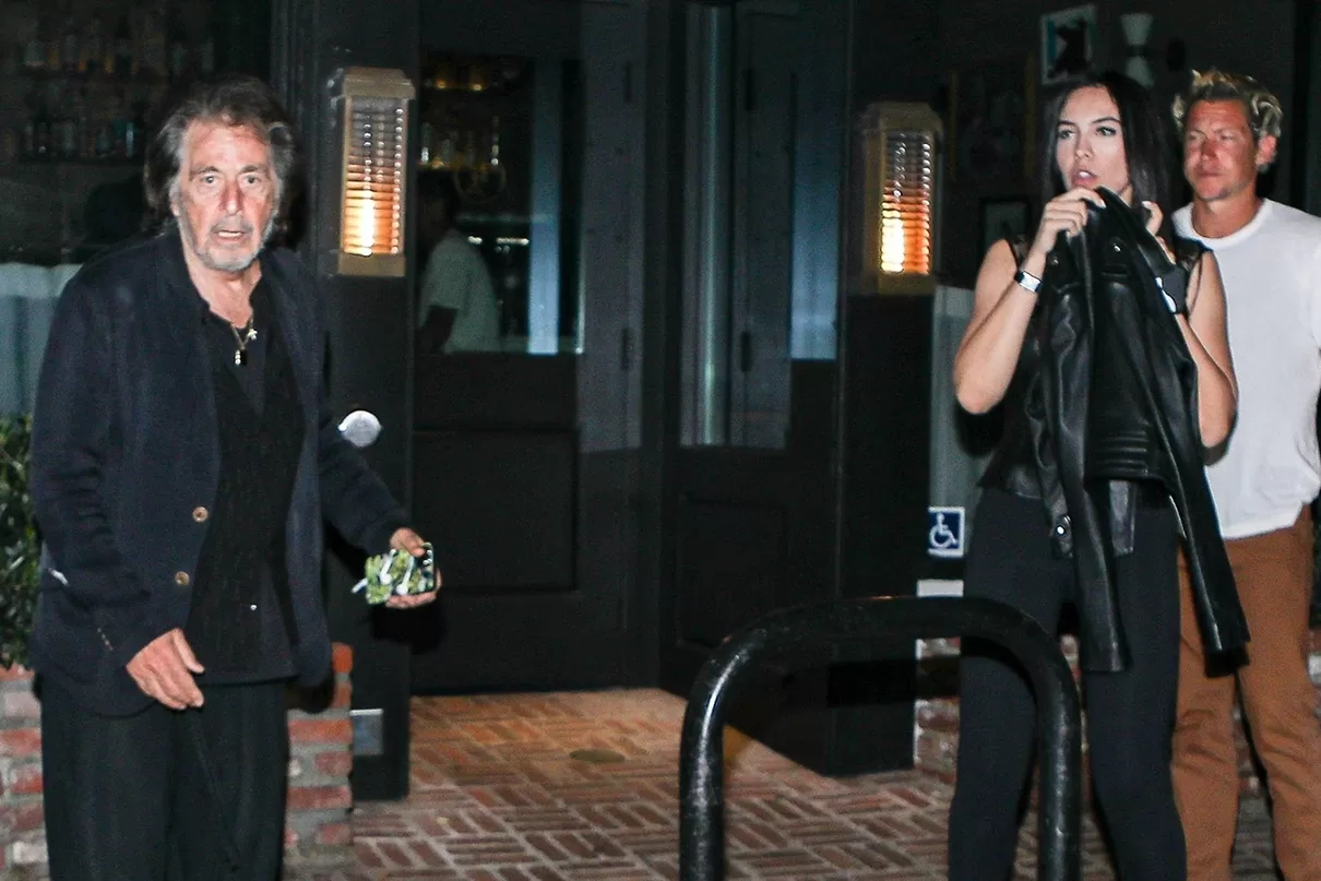 Al Pacino junto a Noor Alfallah a la salida de un restaurante en California