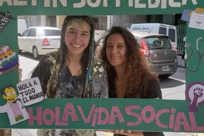 Le prohibieron a una médica asistir un hombre por ser pobre; lo atendió igual y renunció